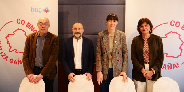 El portavoz del grupo municipal del BNG en el Ayuntamiento de A Coruña, Francisco Jorquera; el diputado Néstor Rego; la portavoz nacional del BNG, Ana Pontón; y la senadora Carme da Silva, en un acto en la ciudad herculina.