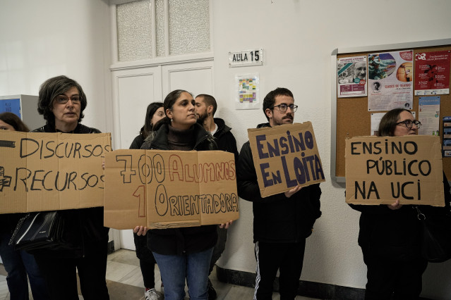 Archivo - Varias personas durante una protesta en un centro educativo