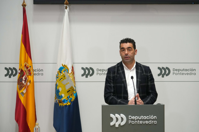 El presidente de la Diputación de Pontevedra, Luis López, en rueda de prensa