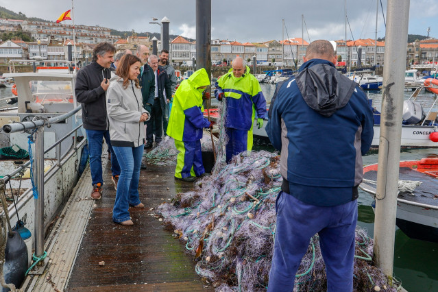 La conselleira do Mar, Marta Villaverde, y el director de Portos de Galicia, José Antonio Álvarez, en el puerto de Baiona (Pontevedra), a 6 de febrero de 2026.