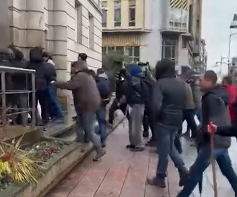 Más de un centenar de ganaderos irrumpen en la Subdelegación del Gobierno en Ourense en protesta por Mercosur