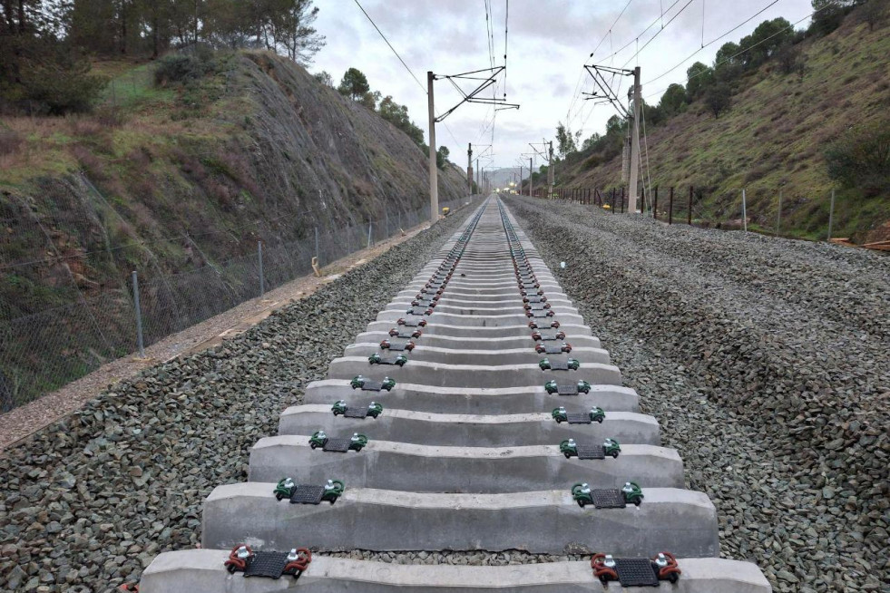 Varias traviesas de hormigón durante la reconstrucción del tramo ferroviario, a 31 de enero de 2026, en Adamuz, Córdoba, Andalucía (España).