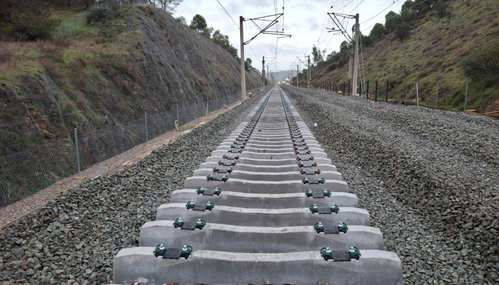 Varias traviesas de hormigón durante la reconstrucción del tramo ferroviario, a 31 de enero de 2026, en Adamuz, Córdoba, Andalucía (España).