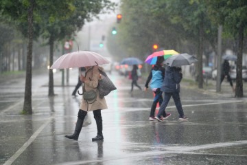 Archivo - Personas bajo la lluvia en Galicia