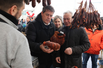 El secretario xeral del PSdeG, José Ramón Gómez Besteiro, en la feria del Butelo.