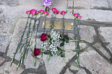 Colocación de 'storpelsteine' en As Nogais, a 7 de febrero de 2026.