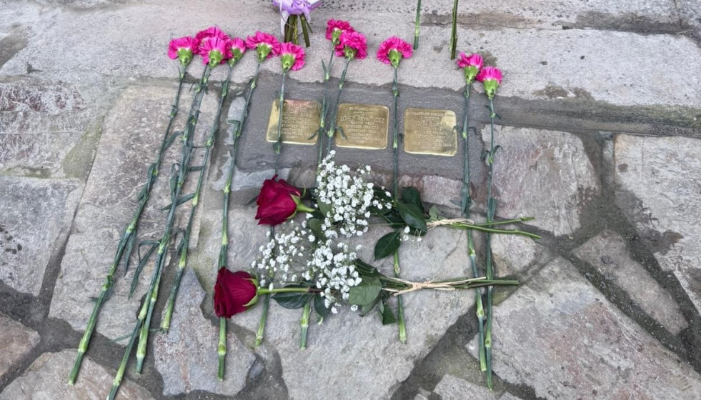 Colocación de 'storpelsteine' en As Nogais, a 7 de febrero de 2026.