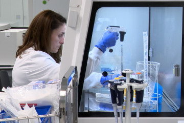 Una investigadora del Centro de Fabricación de Terapias Avanzadas, en Santiago de Compostela