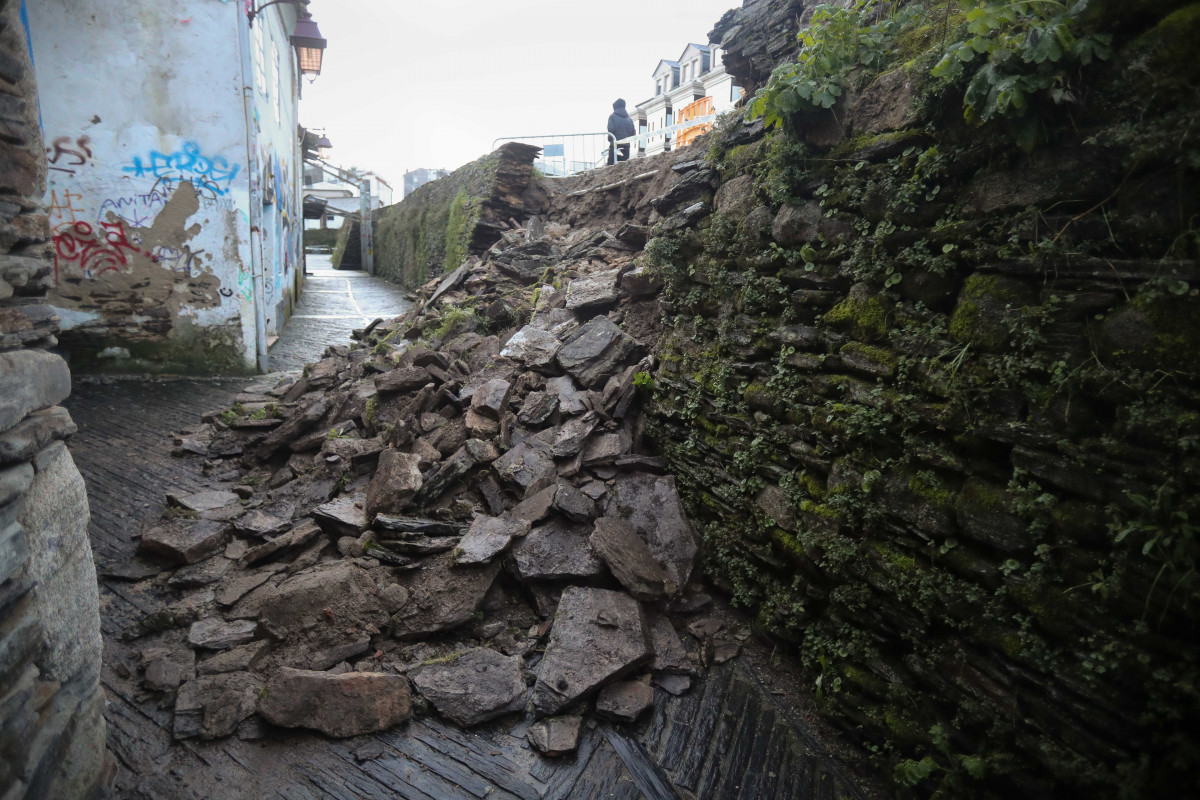 Se derrumba parte de la Muralla romana de Lugo al ablandarse la tierra de su adarve tras las copiosas y abundantes lluvias de la últimas semanas. No hay que lamentar heridos.