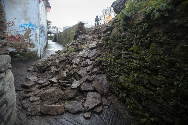 Se derrumba parte de la Muralla romana de Lugo al ablandarse la tierra de su adarve tras las copiosas y abundantes lluvias de la últimas semanas. No hay que lamentar heridos.