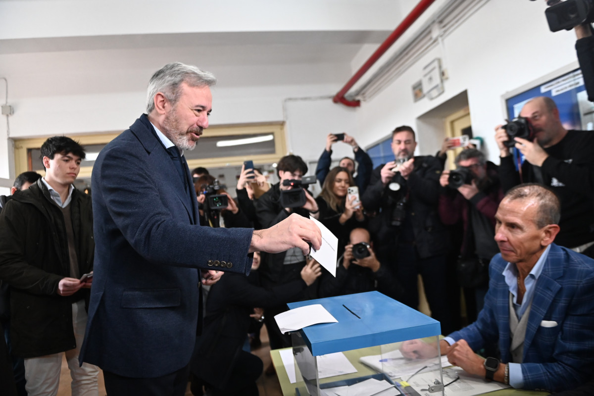 EuropaPress 7273625 candidato pp presidencia aragon jorge azcon ejerce derecho voto ies virgen