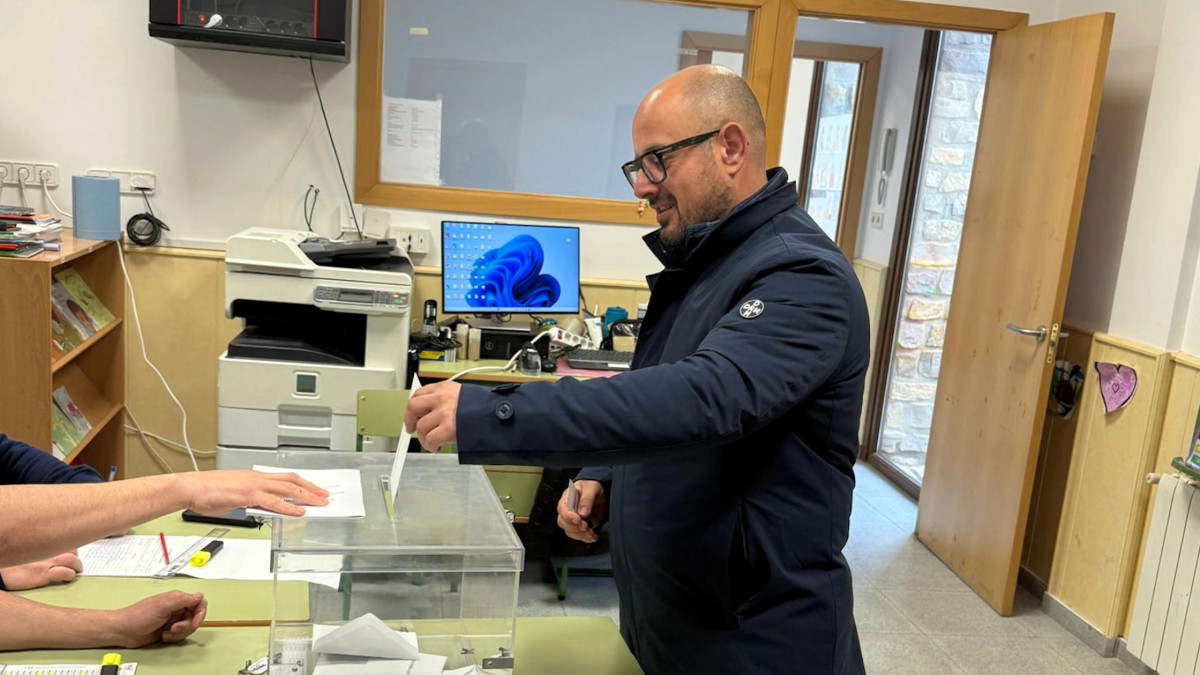 EuropaPress 7273884 candidato par presidencia aragon alberto izquierdo vota gudar teruel