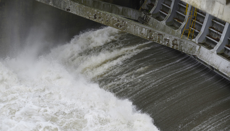 Archivo - El embalse de Velle liberando agua del río Miño, a 4 de noviembre de 2023, en Ourense, Galicia (España).