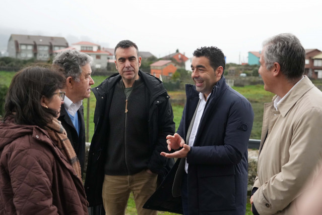 El presidente de la Diputación de Pontevedra, Luis López, y el alcalde de la ciudad, Miguel Anxo Fernández Lore, en la visita a la parroquia de Lérez tras las obras de renovación de la iluminación.