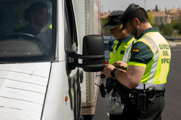 Archivo - Control de tráfico de la Guardia Civil en Móstoles, a 5 de julio de 2024, en Móstoles, Madrid (España).