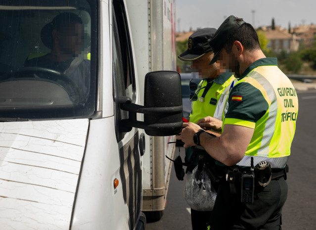 Archivo - Control de tráfico de la Guardia Civil en Móstoles, a 5 de julio de 2024, en Móstoles, Madrid (España).