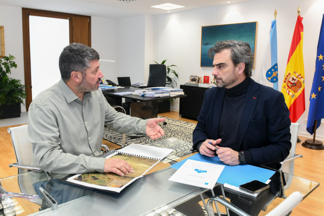 La Xunta aborda vías de colaboración con el Ayuntamiento de Outes para mejorar infraestructuras deportivas.