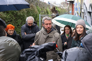 Los concejales nacionalistas en el Ayuntamiento de Lugo, precedidos por el teniente de alcalde Rubén Arroxo, y las parlamentarias Montse Valcárcel y Olalla Rodil se acercaron este lunes a la Rúa do