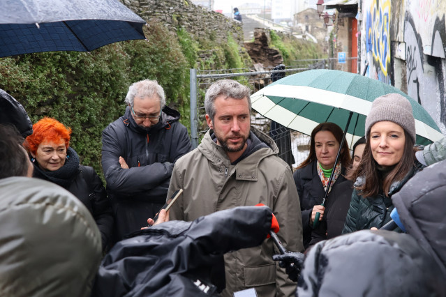 Los concejales nacionalistas en el Ayuntamiento de Lugo, precedidos por el teniente de alcalde Rubén Arroxo, y las parlamentarias Montse Valcárcel y Olalla Rodil se acercaron este lunes a la Rúa do Moucho, donde cayó parte de a muralla por el temporal