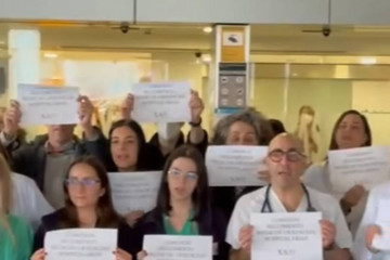 Protesta frente a urgencias del CHUAC el hospital del SERGAS en A Coruña