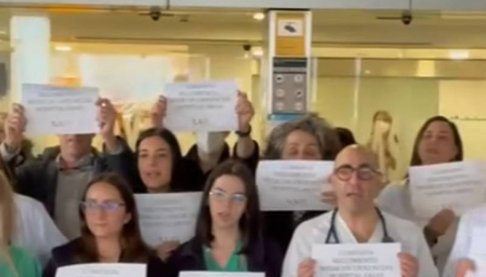Protesta frente a urgencias del CHUAC el hospital del SERGAS en A Coruña
