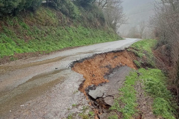 Imagen del socavón registrado en la LU-P-1402, en Carvantes (Lugo)