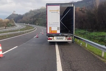 El riesgo de vuelco de un camión obliga a interrumpir la circulación en la A-52, a su paso por Cualedro (Ourense)