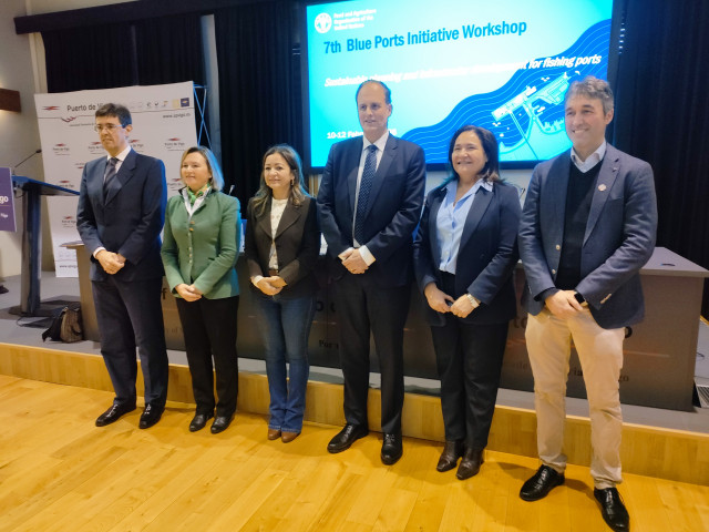 Manuel Arana (Puertos del Estado), la secretaria general de Pesca, Isabel Artime; la conselleira do Mar, Marta Villaverde; el presidente del Puerto de Vigo, Carlos Botana; la delegada de la Xunta, Ana Ortiz; y José Estors (FAO).