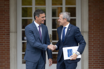 Archivo - El presidente del Gobierno, Pedro Sánchez (i), recibe al presidente de la Xunta de Galicia, Alfonso Rueda (d), en el Complejo de La Moncloa, a 20 de septiembre de 2024, en Madrid.
