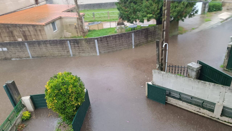 Temporal: Una calle de Lourizán, Pontevedra, se inunda cada vez que sube la marea