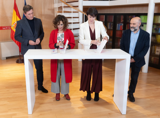 Archivo - (I-D) El diputado del PSOE, Xosé Ramón Gómez Besteiro; la ministra de Hacienda en funciones y vicesecretaria general del PSOE, María Jesús Montero; la portavoz nacional del BNG, Ana Pontón y el diputado de BNG Néstor Rego, durante la firma del a
