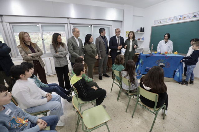 La conselleira Ángeles Vázquez visita en el CEIP Isidora Riestra de Poio uno de los talleres impulsados por Augas de Galicia para concienciar a los escolares sobre los ecosistemas fluviales y el impacto del desbordamiento de los ríos.