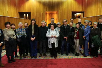 Miembros de la Comisión Promotora de la ILP para la divulgación de la obra de Castelao ante la entrada del hemiciclo, con dirigentes que apoyaron la propuesta.