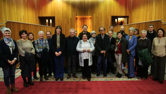 Miembros de la Comisión Promotora de la ILP para la divulgación de la obra de Castelao ante la entrada del hemiciclo, con dirigentes que apoyaron la propuesta.