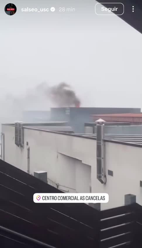 Vídeos |  Incendio en el centro comercial As Cancelas de Santiago fuerza su desalojo