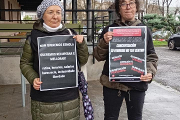 Varias delegadas de la CIG-Ensino han recibido este martes al conselleiro de Educación, Ciencia, Universidades e FP, Román Rodríguez, a su llegada a un acto en Santiago para trasladarle sus demanda
