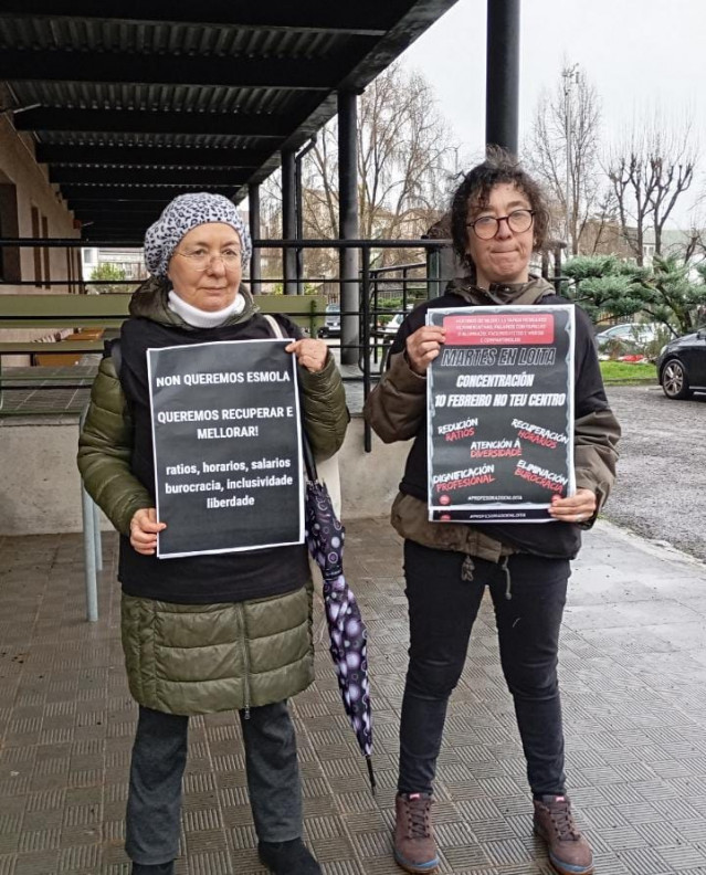 Varias delegadas de la CIG-Ensino han recibido este martes al conselleiro de Educación, Ciencia, Universidades e FP, Román Rodríguez, a su llegada a un acto en Santiago para trasladarle sus demandas
