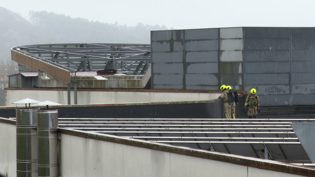 Desalojan el centro comercial As Cancelas por un incendio en la azotea
