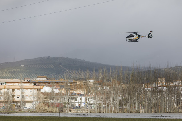 Un helicóptero de la Guardia Civil inspecciona el desbordamiento del río Genil a su paso por la localidad granadina de Huétor Tájar. A 9 de Febrero de 2026, en Huétor Tájar, Granada (Andalucía, España). La localidad de Húetor Tájar, en la comarca granadin