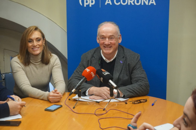 El portavoz del grupo municipal del PP en A Coruña, Miguel Lorenzo, en rueda de prensa