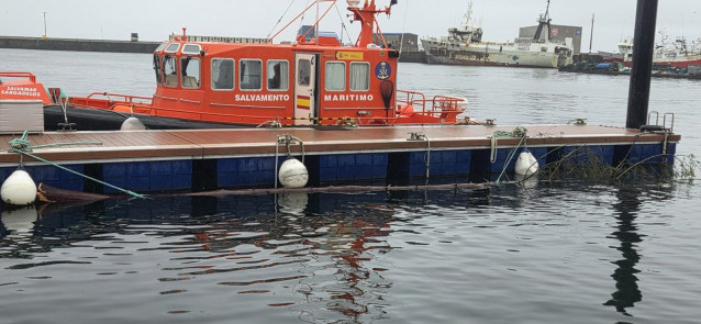Salvamar Sargadelos remolca un eucalipto de grandes dimensiones a Ribeira (A Coruña).