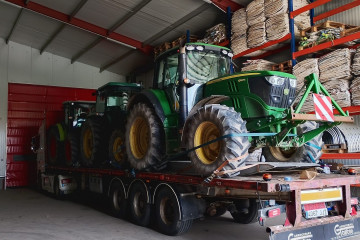 Ganaderos y agricultores cargan en góndolas los tractores para trasladarlos a Madrid