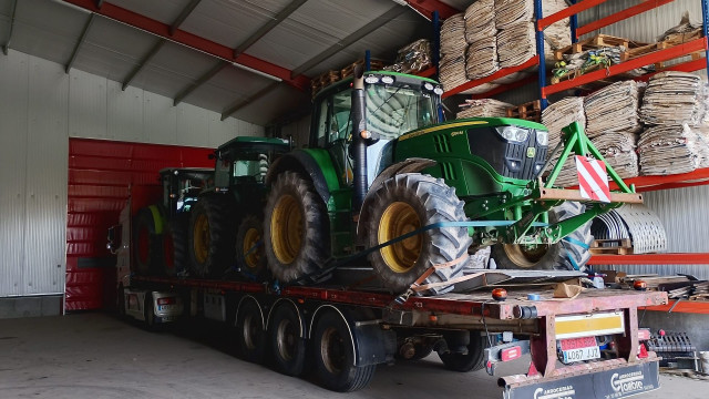 Ganaderos y agricultores cargan en góndolas los tractores para trasladarlos a Madrid