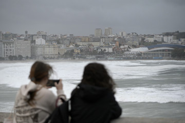 Archivo - Varias personas toman fotografías del mar, a 20 de octubre de 2023, en A Coruña, Galicia.