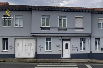 Pintadas en una vivienda de Cariño (A Coruña).