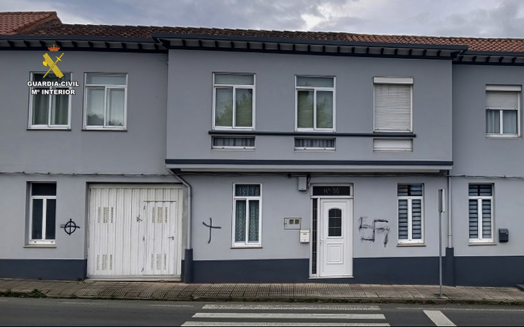 Detenido un vecino de Cariño por llenar el municipio de esvásticas y mensajes intimidatorios