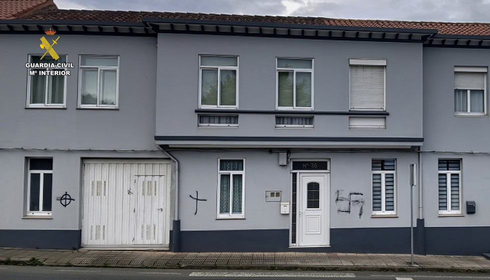 Pintadas en una vivienda de Cariño (A Coruña).