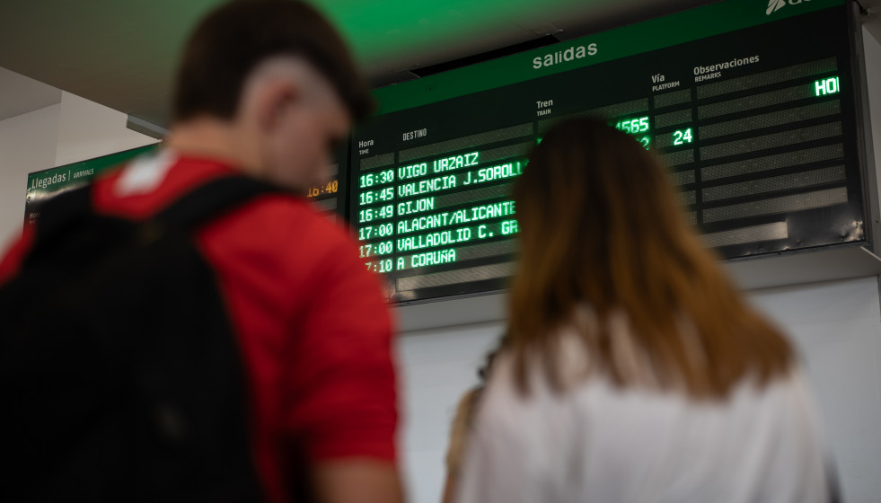 Archivo - Varias personas esperan para coger un tren en la estación de Chamartín-Clara Campoamor, a 20 de agosto de 2025, en Madrid (España). La línea de trenes de alta velocidad entre Madrid y Ga