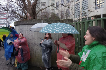 Familiares de escolares del CEIP Wenceslao Fernández Flórez de A Coruña se concentran por las filtraciones del centro y para exigir medidas.