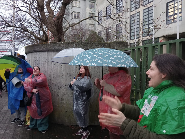 Familiares de escolares del CEIP Wenceslao Fernández Flórez de A Coruña se concentran por las filtraciones del centro y para exigir medidas.